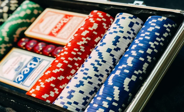 How do online casino game lobbies handle peak player traffic?