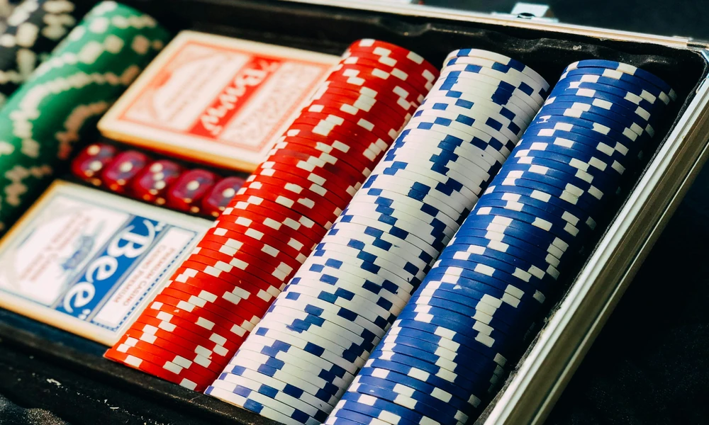 How do online casino game lobbies handle peak player traffic?